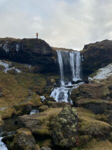 Una persona in cima alla cascata Selvallafoss