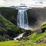 Cascata Svöðufoss con il suo salto accanto a basalto colonnare