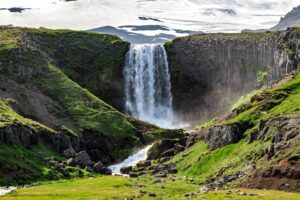 Cascata Svöðufoss con il suo salto accanto a basalto colonnare