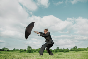 Persona con ombrello per domande sul Meteo e su come vestirsi